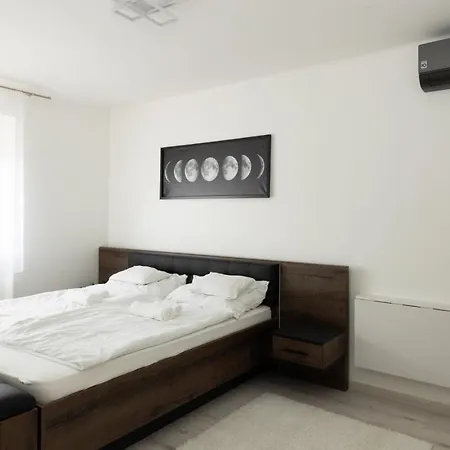 Smart Square With Free Parking * ديبريتْسين